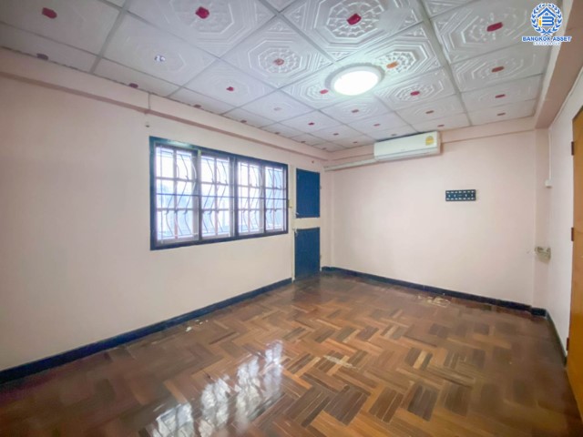 ทาวน์เฮ้าส์มือสองย่านนนทบุรี ม.ศิริชัย1 พิบูลสงคราม 22 บนเนื้อที่ 18.1 ตร.ว. ฟังก์ชัน 3 ห้องนอน 2 ห้องน้ำ 1 ที่จอดรถ แถมฟรี! 4 เครื่องปรับอากาศ ทำเลเดินทางสะดวก สิ่งอำนวยความสะดวกเพียบ ใกล้จุดขึ้นทางด่วน "ศรีรัช" และรถไฟฟ้าสถานี "แยกติวานนท์"...